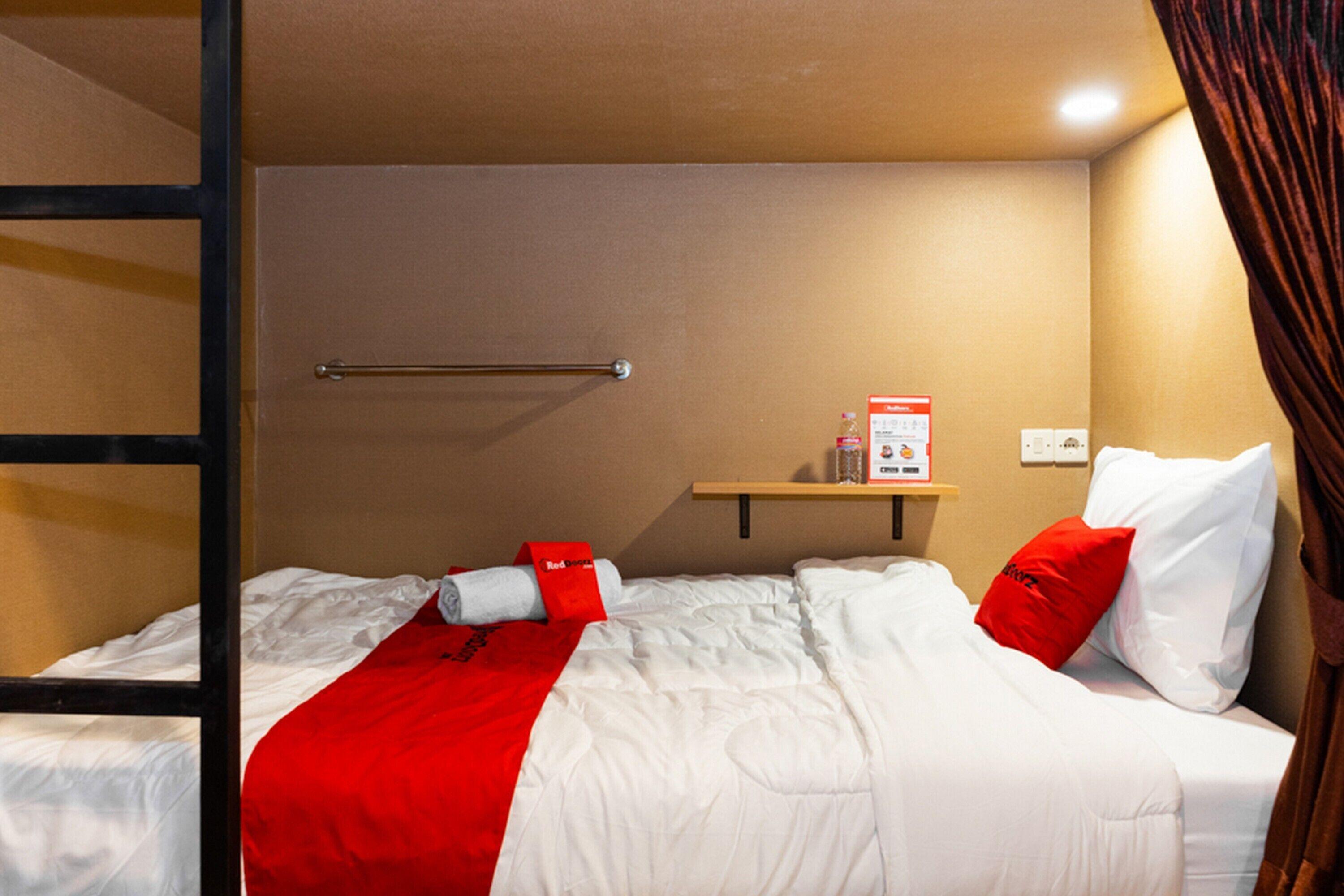Tempat Tidur Single di Kamar Asrama Campuran